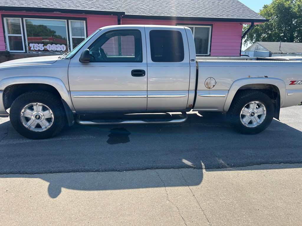 2005 GMC Sierra Image 1