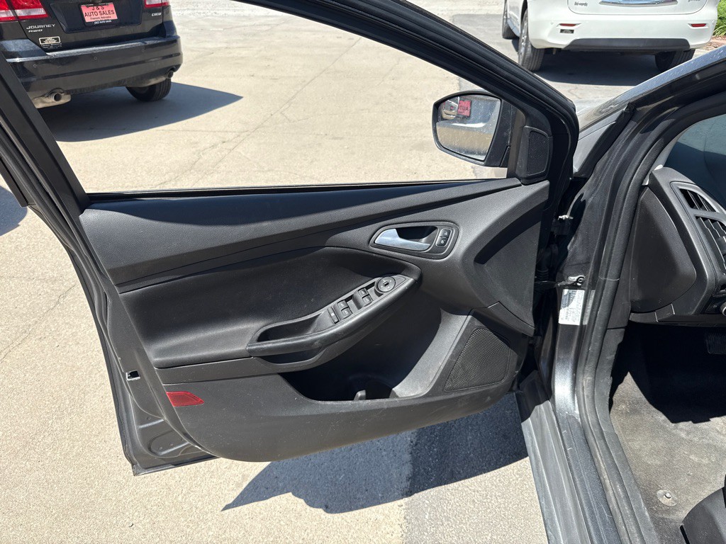 2017 Ford Focus Image 5