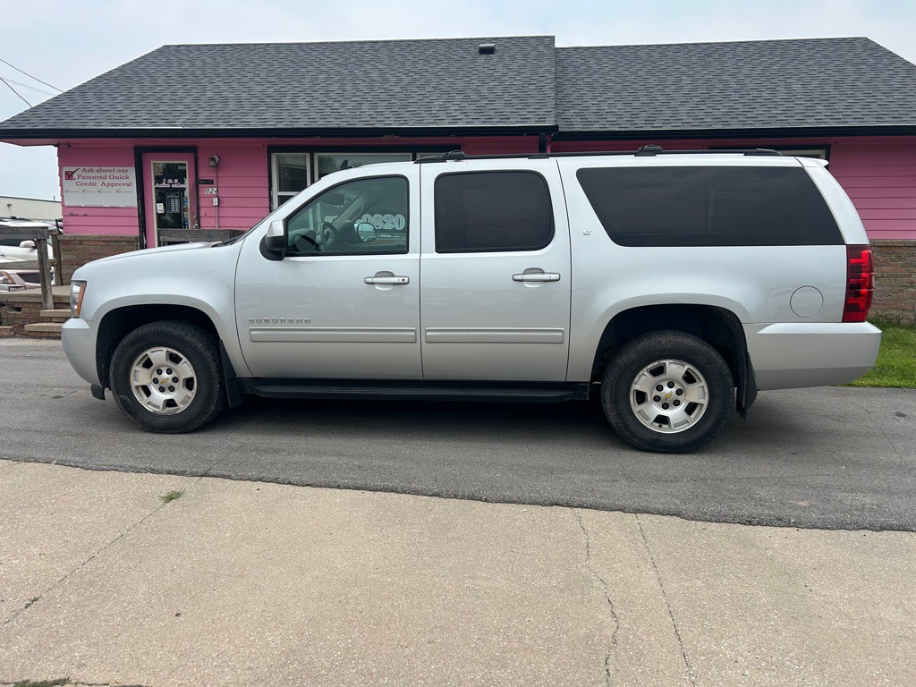 2014 Chevrolet Suburban Image 1