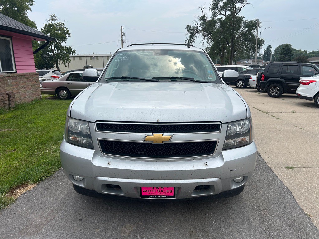 2014 Chevrolet Suburban Image 2