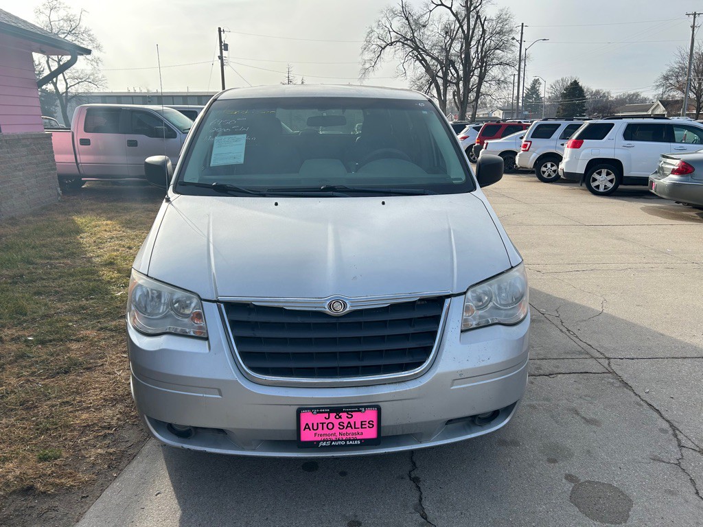 2008 Chrysler Town & Country Image 2