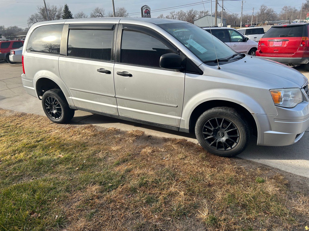 2008 Chrysler Town & Country Image 3