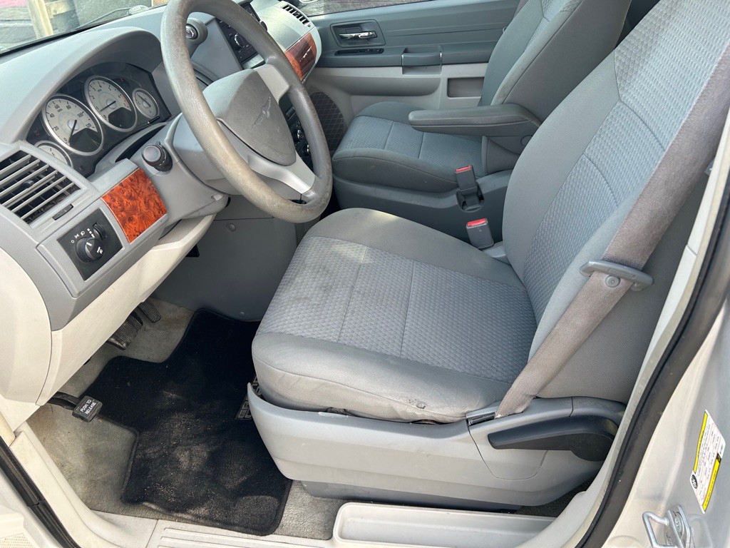 2008 Chrysler Town & Country Image 7