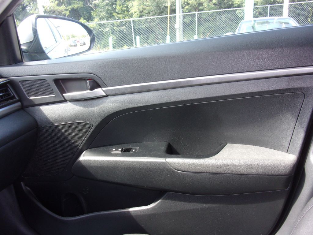 2019 Hyundai Elantra Image 12