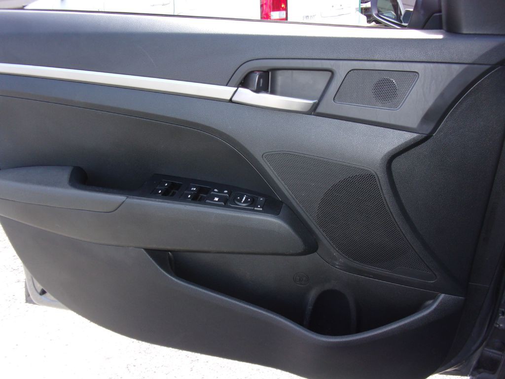 2019 Hyundai Elantra Image 13