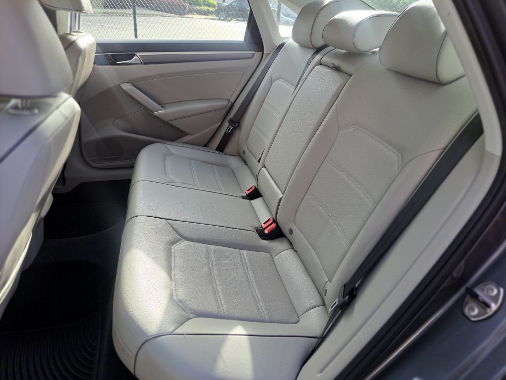 2016 Volkswagen Passat Image 26