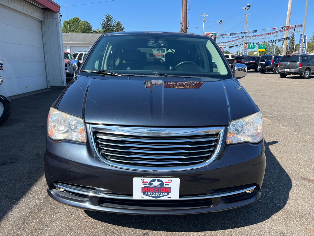 2014 Chrysler Town & Country Image 2