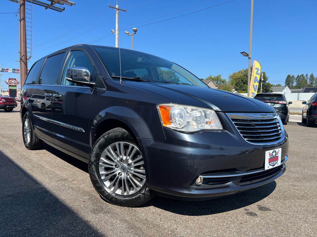 2014 Chrysler Town & Country Image 3