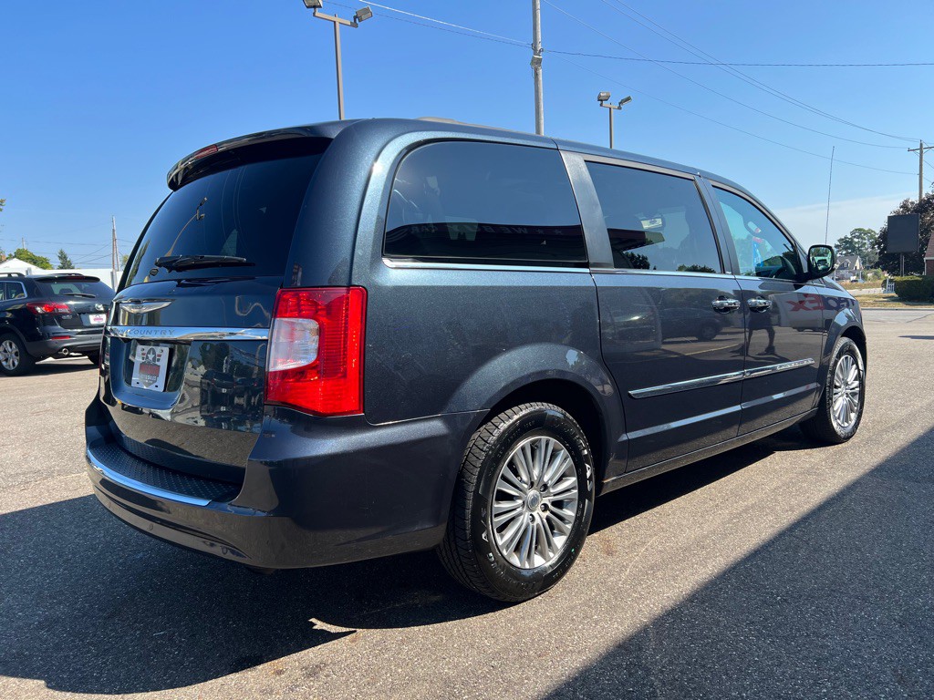 2014 Chrysler Town & Country Image 4