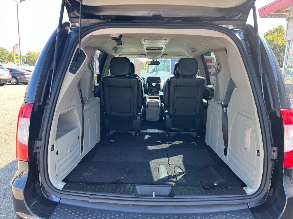 2014 Chrysler Town & Country Image 10