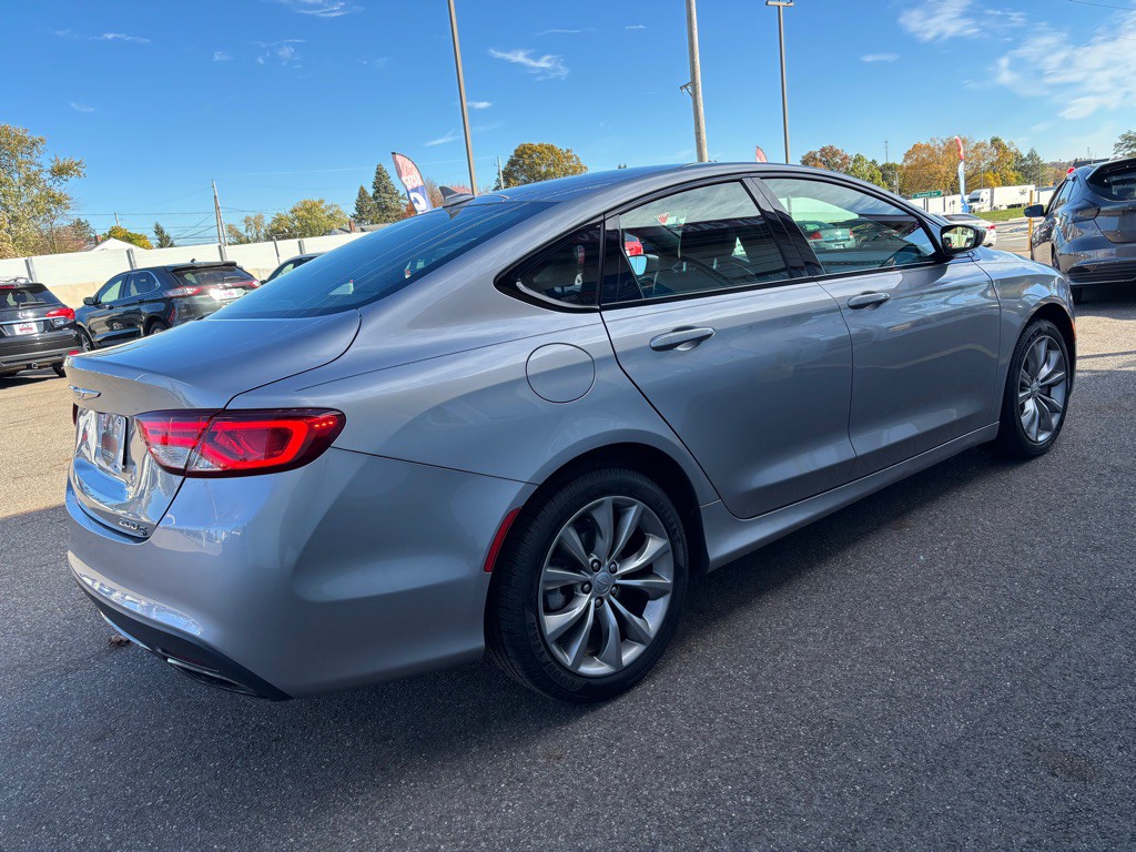 2016 Chrysler 200 Image 5