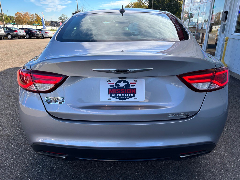2016 Chrysler 200 Image 6