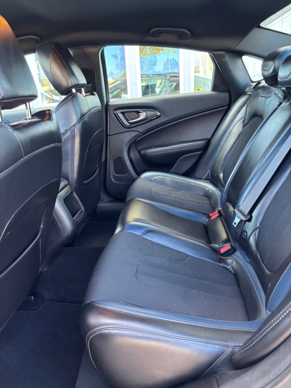 2016 Chrysler 200 Image 9