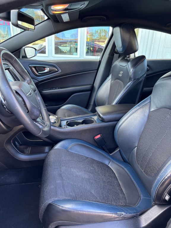 2016 Chrysler 200 Image 10