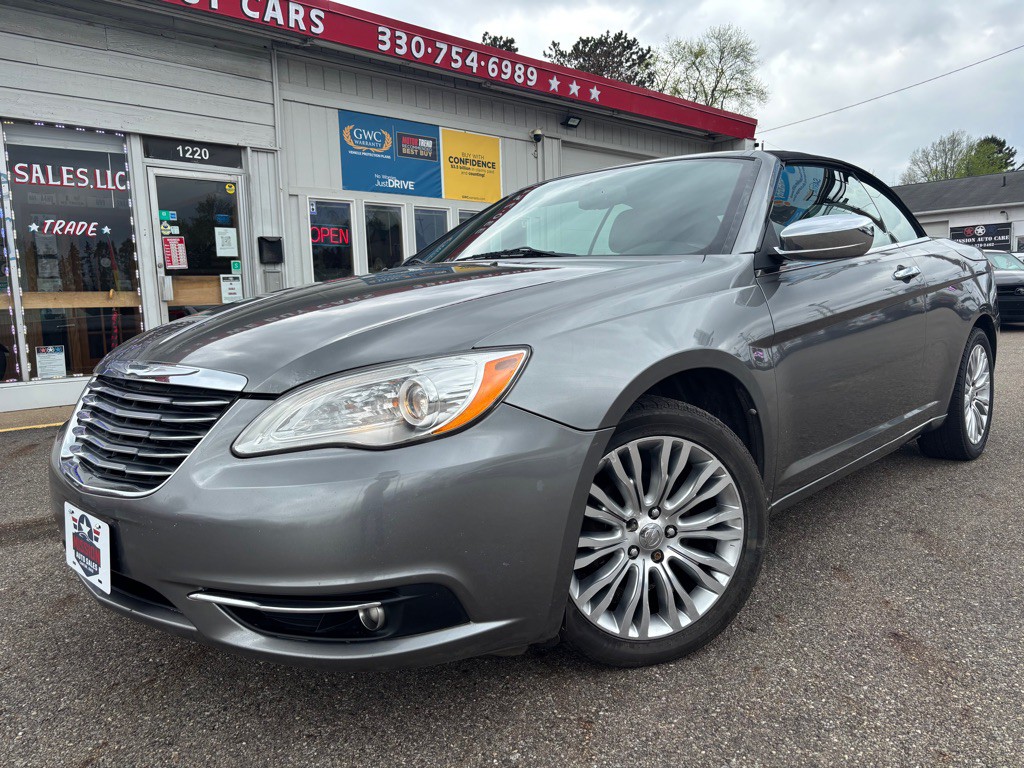 2013 Chrysler 200 Image 1