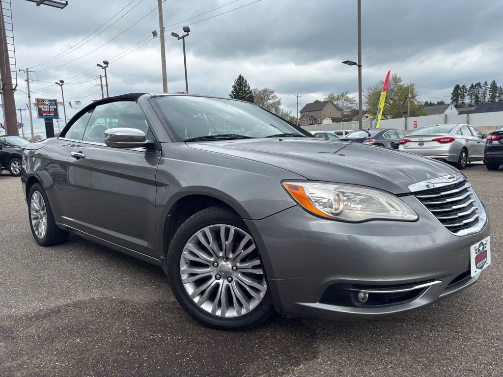 2013 Chrysler 200 Image 4