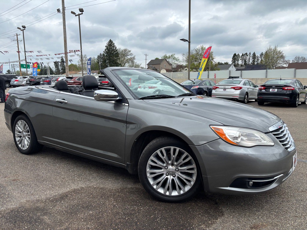 2013 Chrysler 200 Image 5