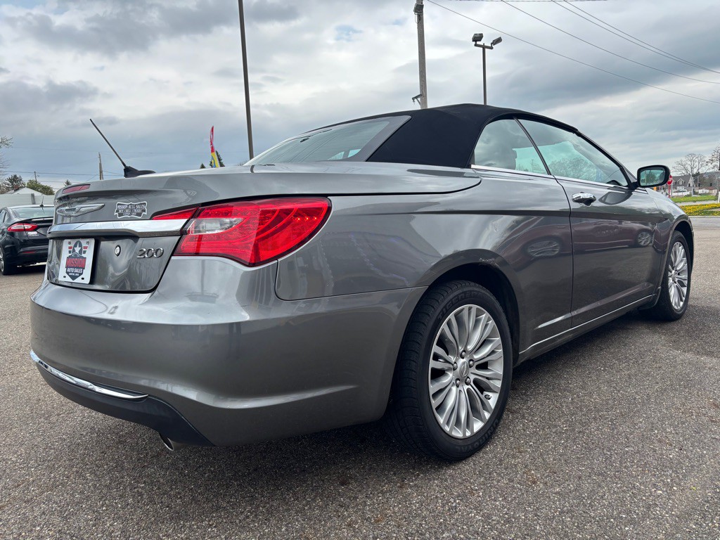 2013 Chrysler 200 Image 6