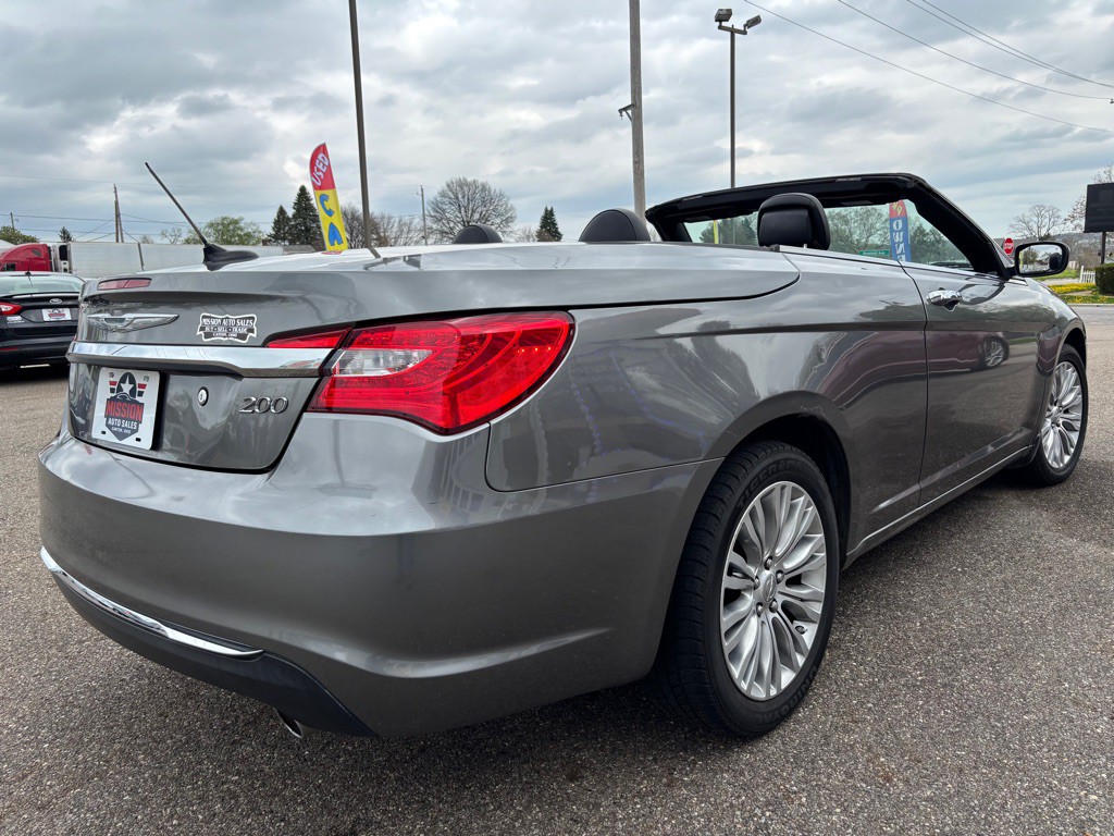 2013 Chrysler 200 Image 7