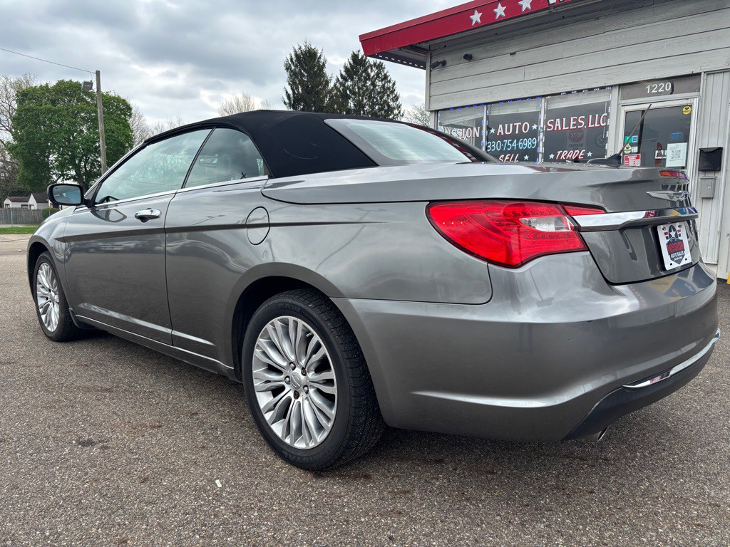2013 Chrysler 200 Image 8