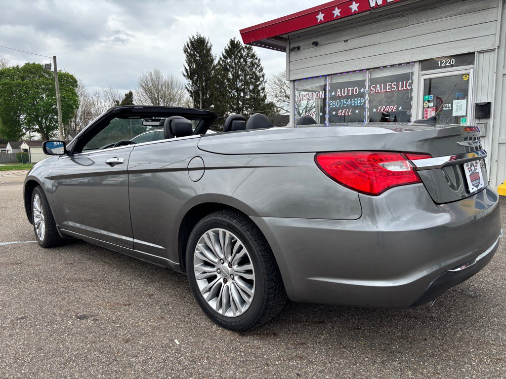2013 Chrysler 200 Image 9