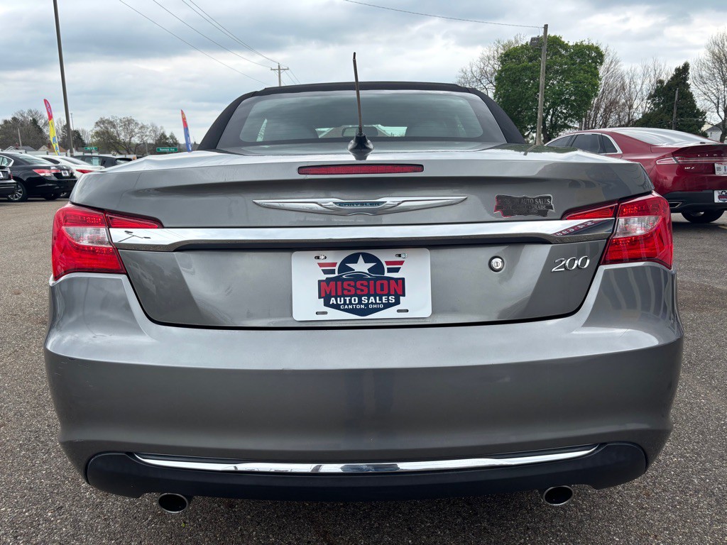 2013 Chrysler 200 Image 11