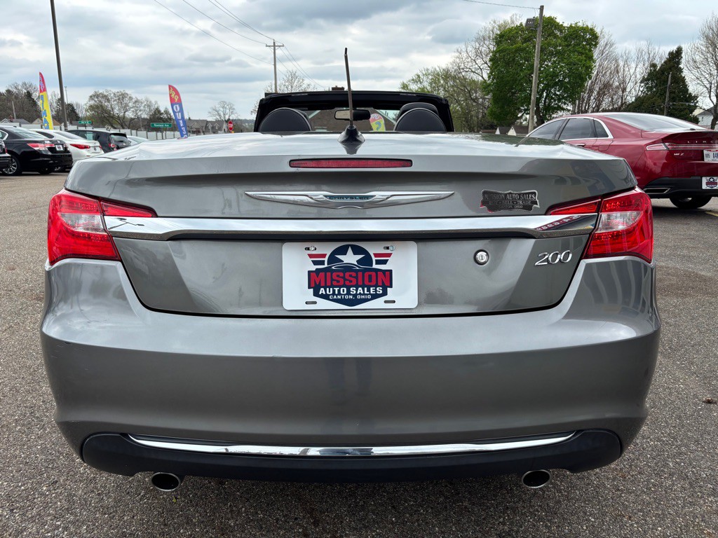 2013 Chrysler 200 Image 12