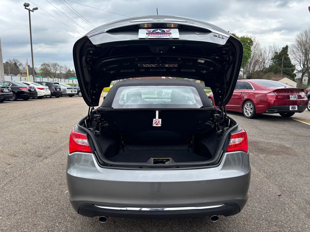 2013 Chrysler 200 Image 13