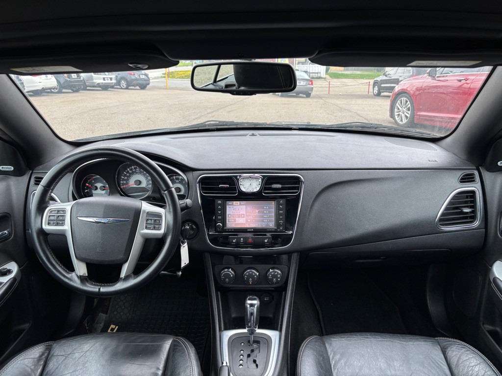 2013 Chrysler 200 Image 16
