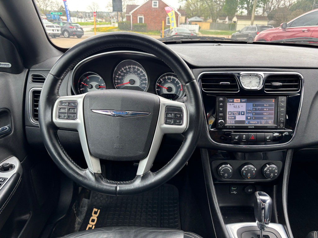 2013 Chrysler 200 Image 17