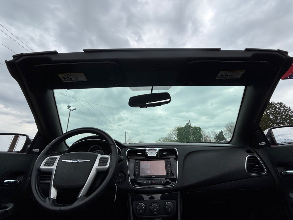 2013 Chrysler 200 Image 22
