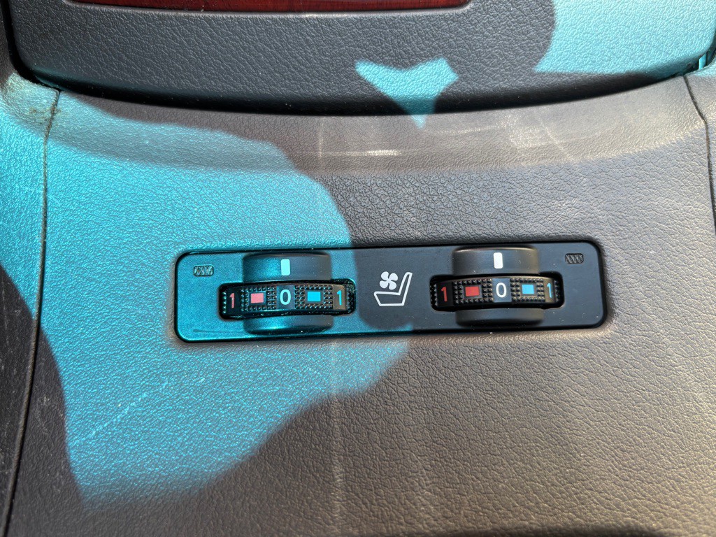 2012 Lexus ES Image 17