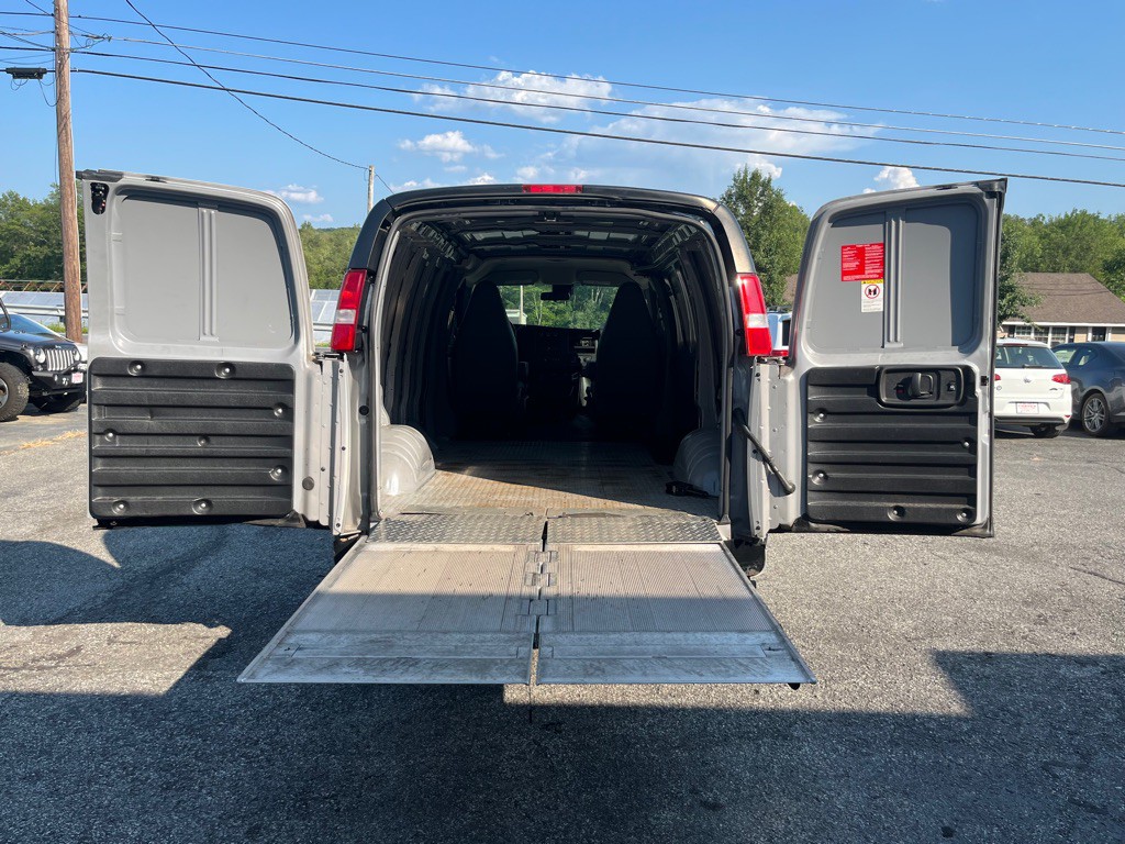2020 GMC Savana Image 17