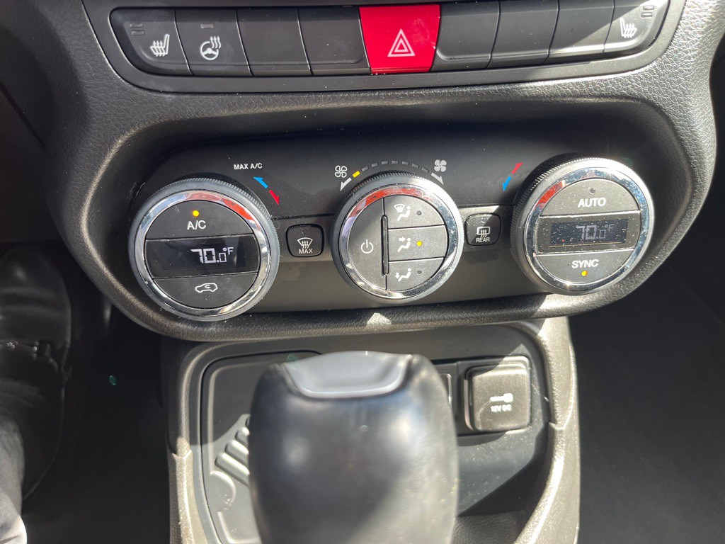 2016 Jeep Renegade Image 13