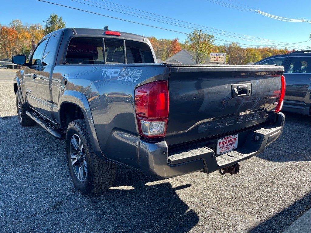 2016 Toyota Tacoma Image 10