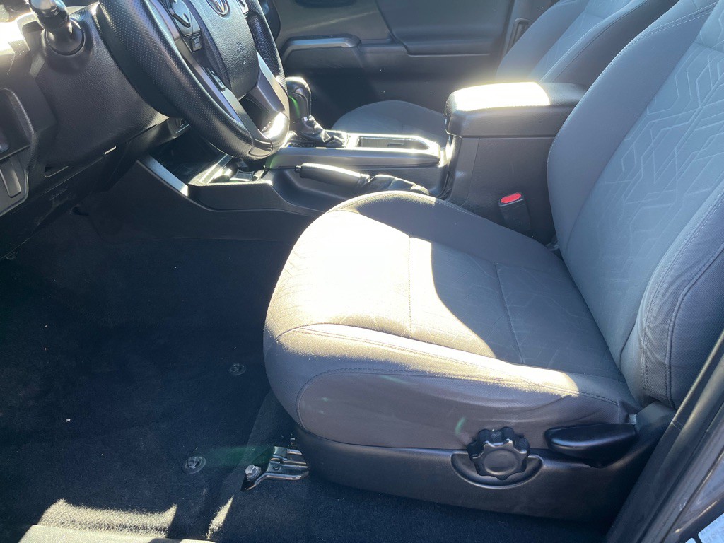 2016 Toyota Tacoma Image 12