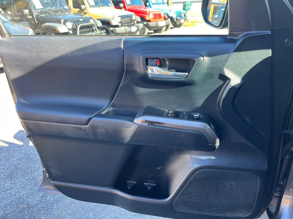 2016 Toyota Tacoma Image 13