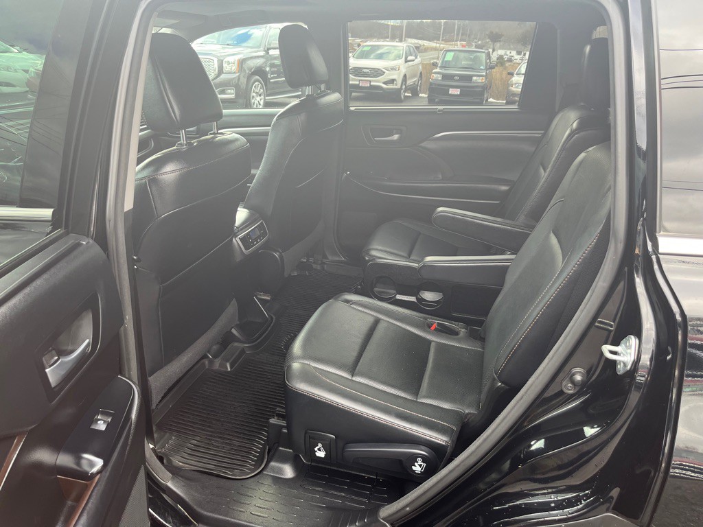 2017 Toyota Highlander Image 11