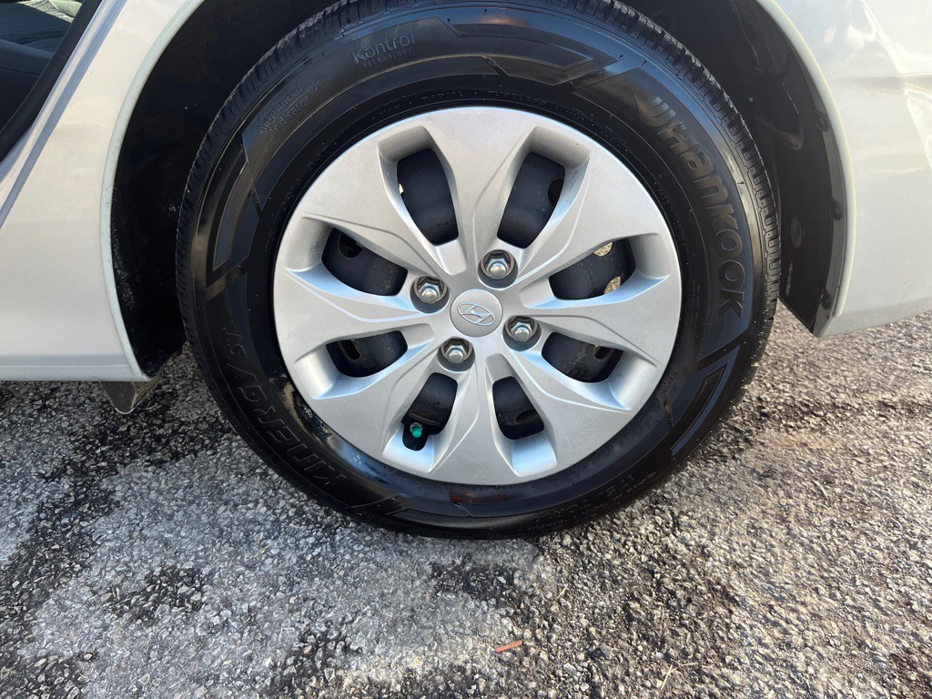 2017 Hyundai Accent Image 10