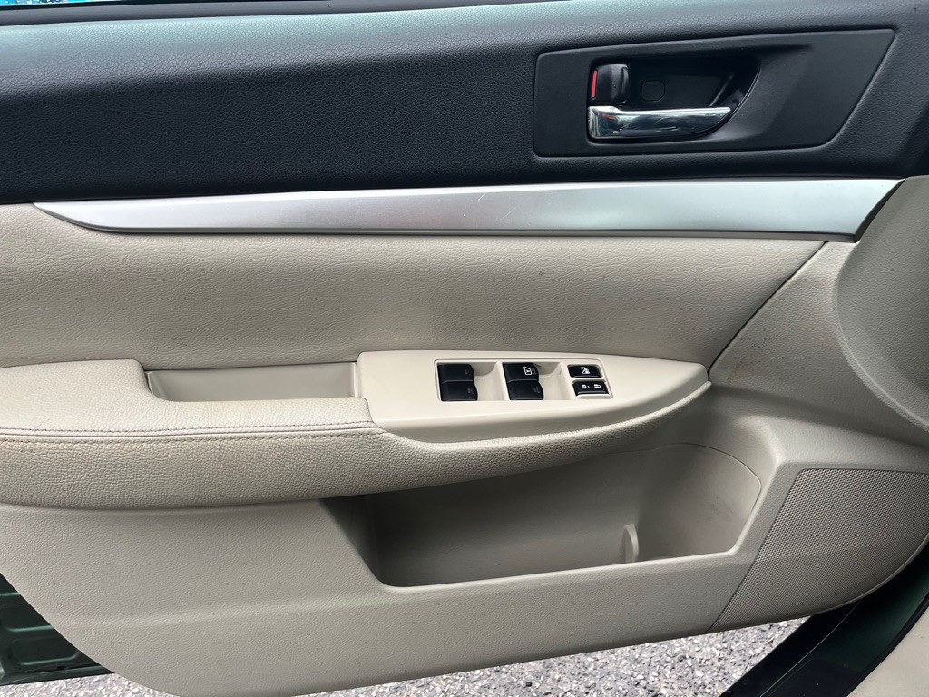 2010 Subaru Outback Image 12