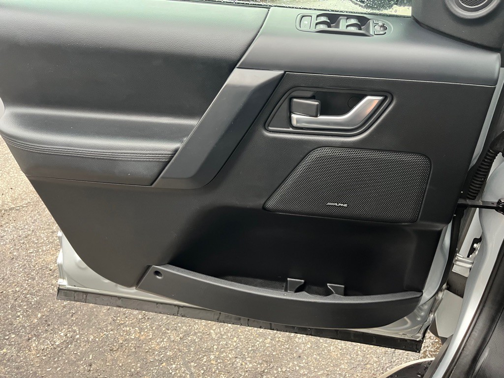 2011 Land Rover LR2 Image 12