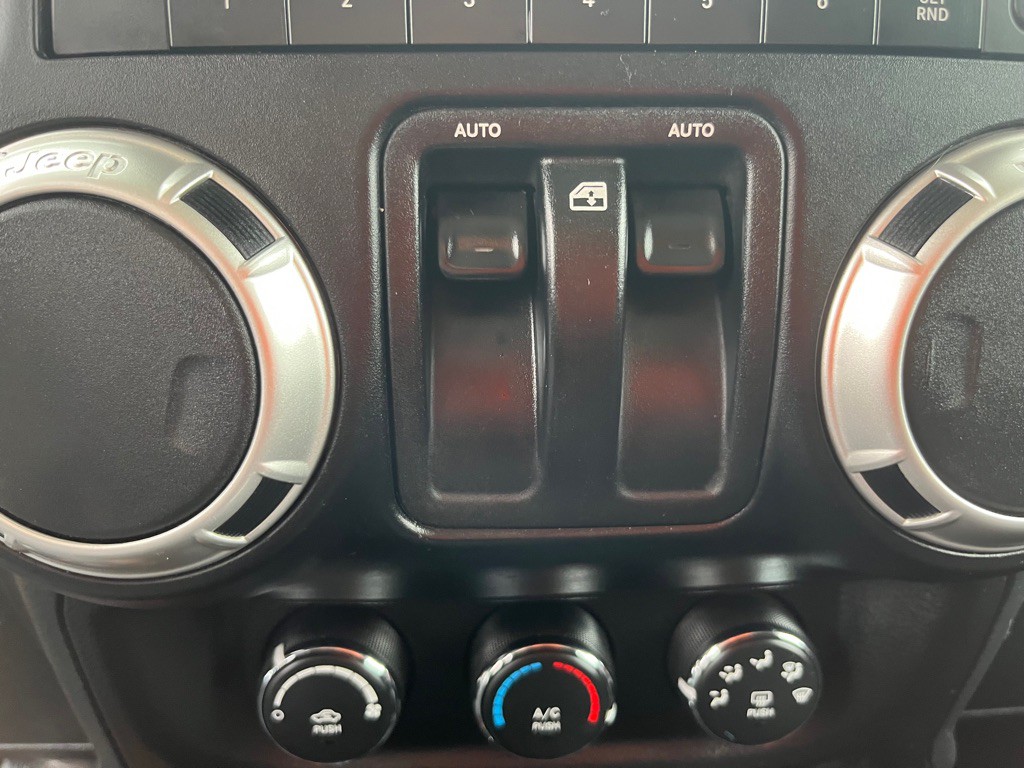 2011 Jeep Wrangler Image 11