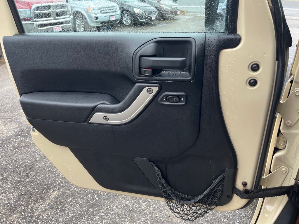 2011 Jeep Wrangler Image 12