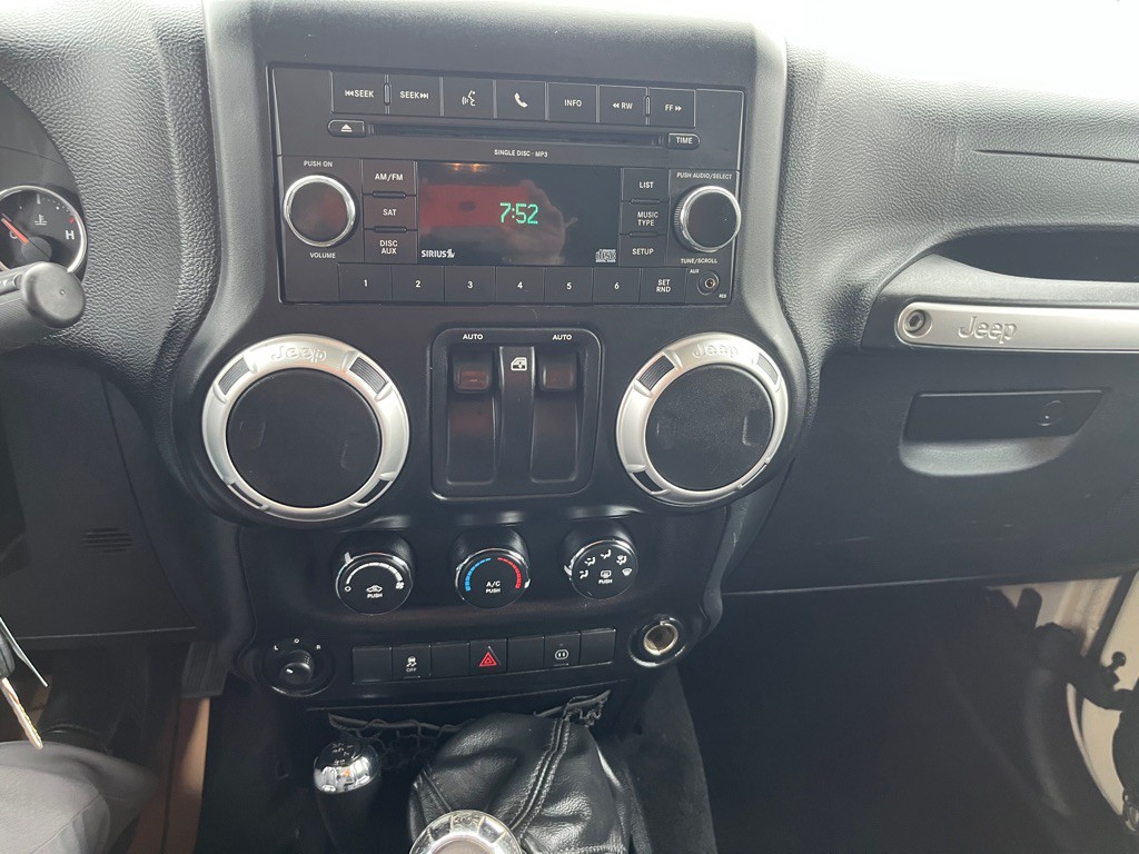 2011 Jeep Wrangler Image 14