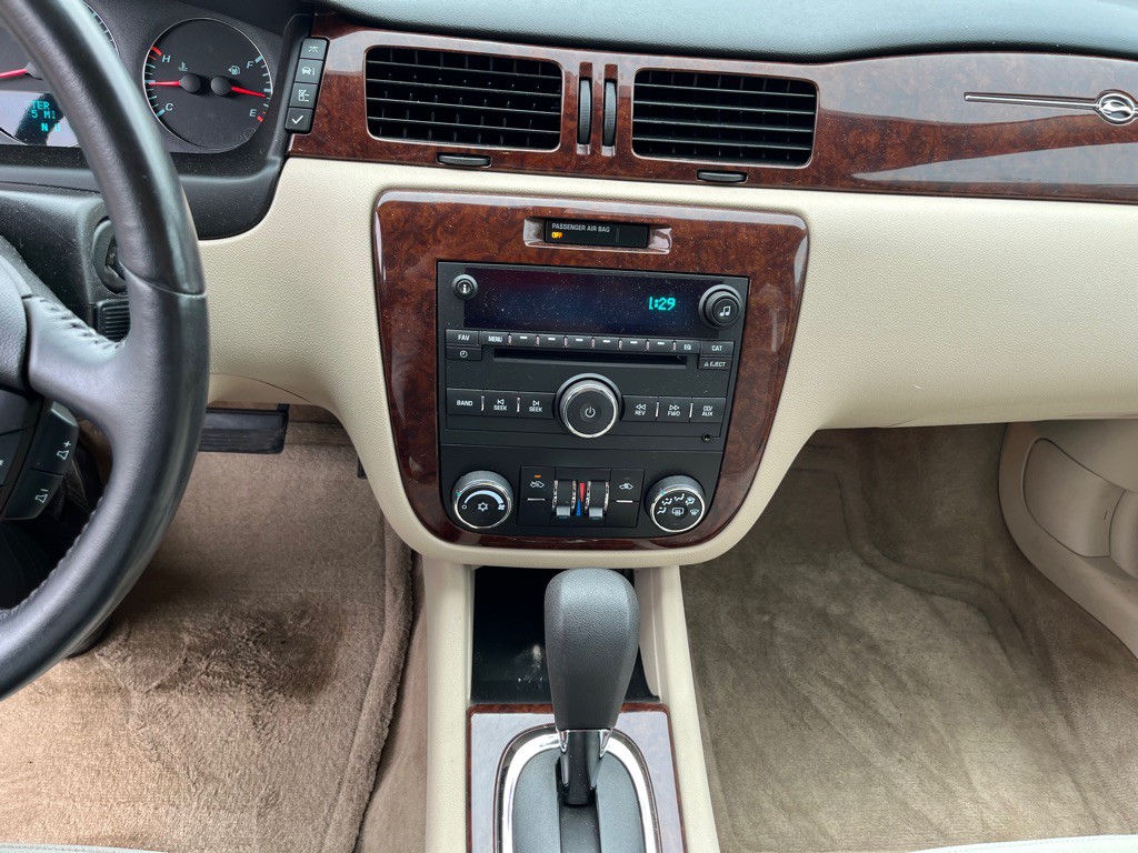 2010 Chevrolet Impala Image 12