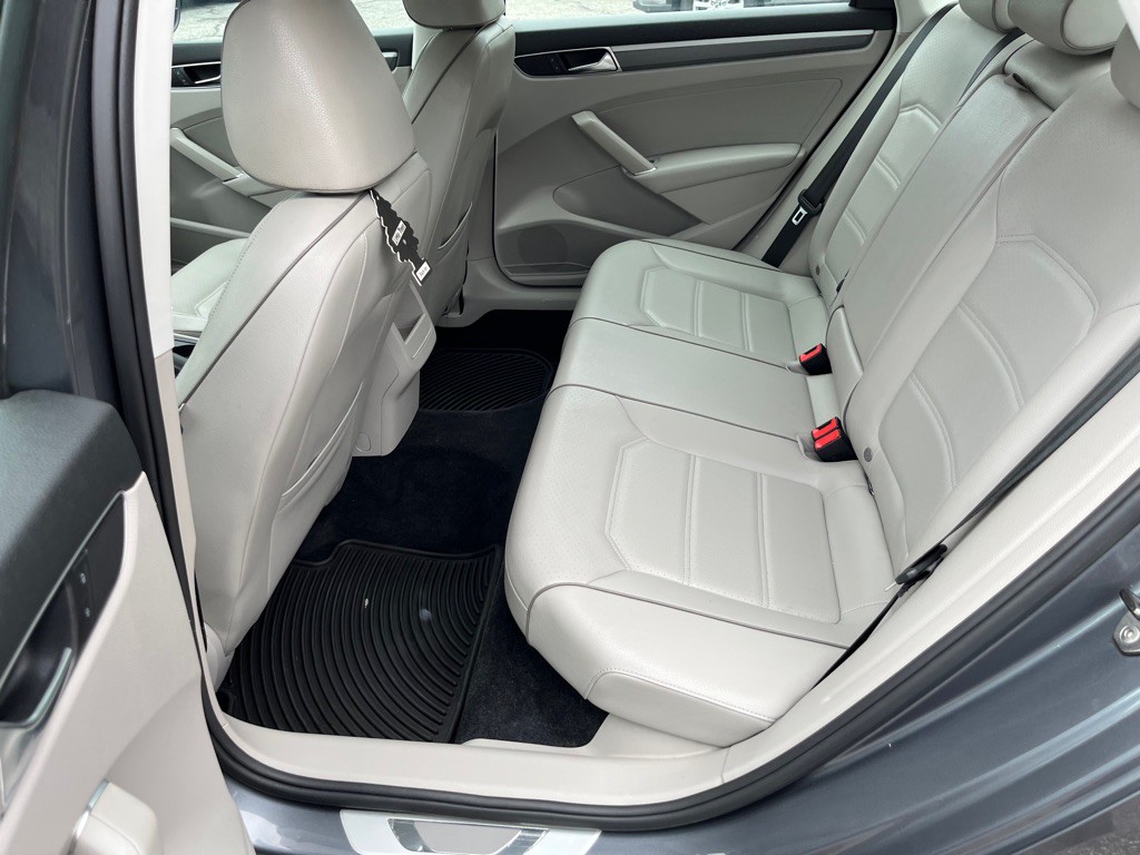 2017 Volkswagen Passat Image 11