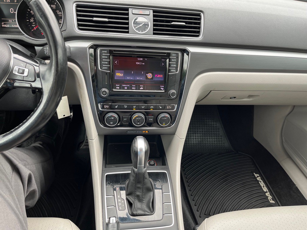 2017 Volkswagen Passat Image 12
