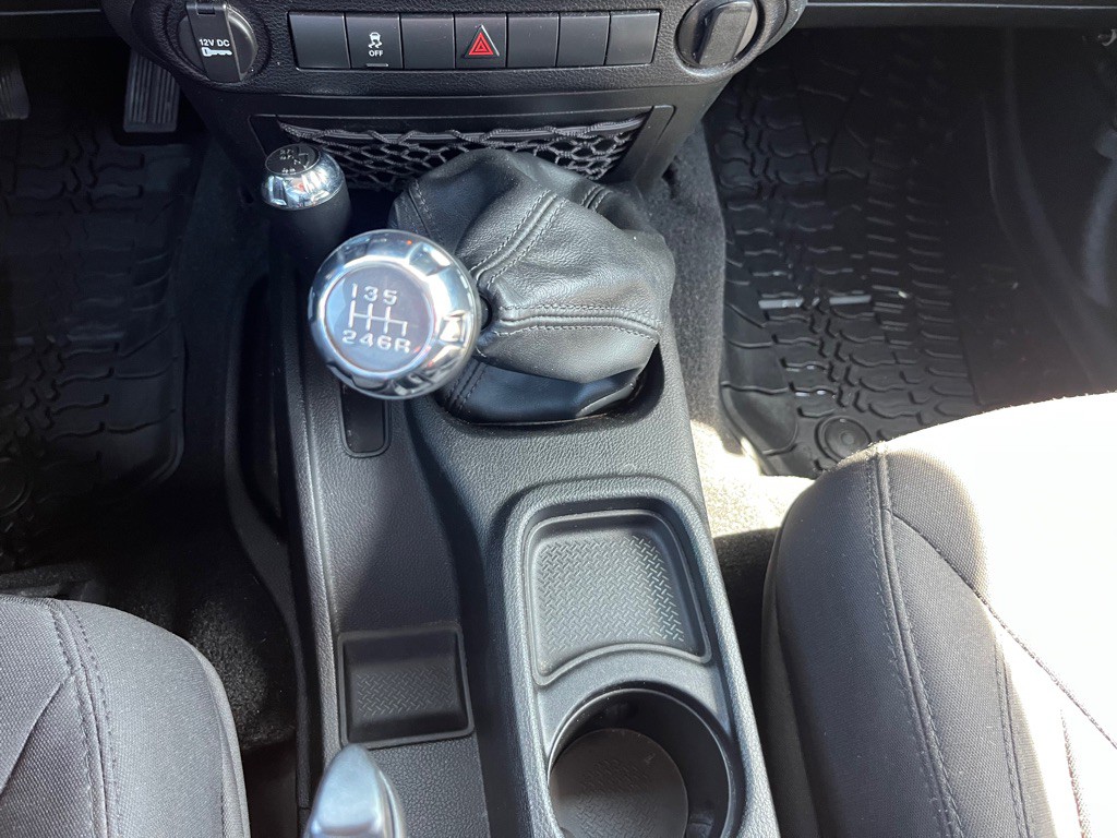 2015 Jeep Wrangler Image 14