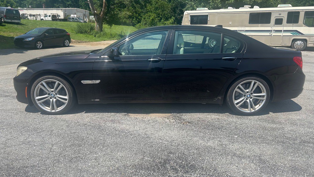 2010 BMW 7 Series Image 2
