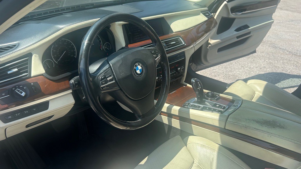 2010 BMW 7 Series Image 14